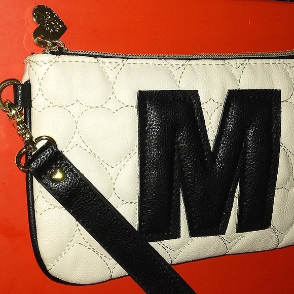 ★Brand New★BETSEY JOHNSON Large Quilted Hearts "M" initial Wristlet★Rare★ - Picture 4 of 16